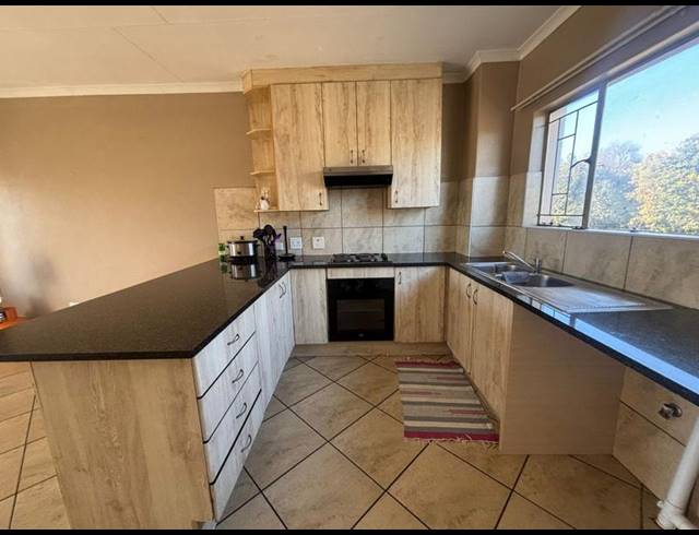 2 BEDROOM TOWNHOUSE FOR SALE IN FLORIDA GLEN